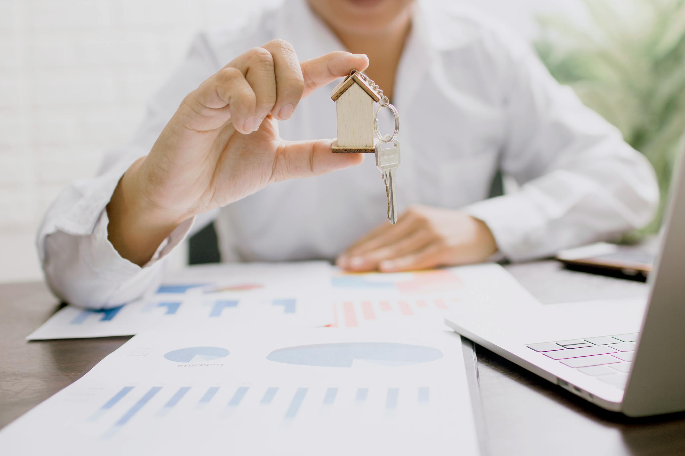 Direito Imobiliário e Contratos: Como Proteger Seus Interesses em Negociações