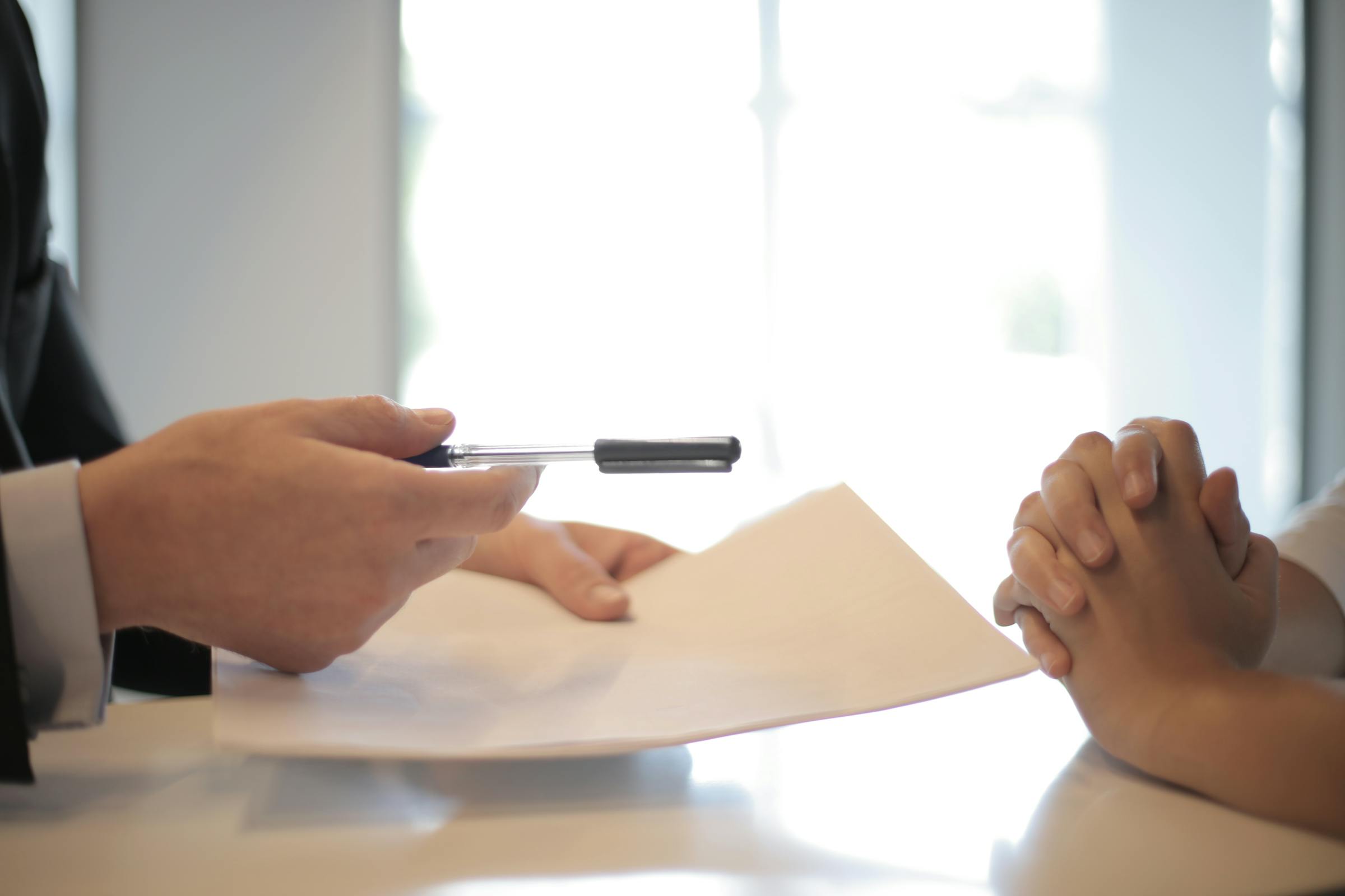 Desvendando Cláusulas: O Que Verificar em um Contrato Imobiliário