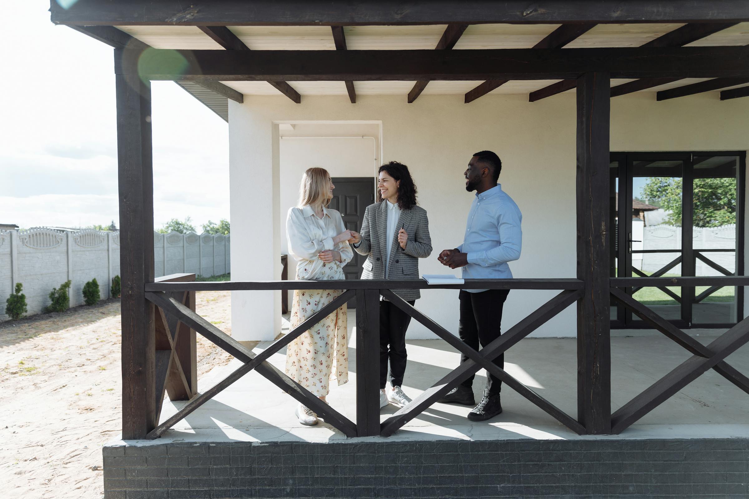 Desvendando Cláusulas: O Que Verificar em um Contrato Imobiliário - Contratos Imobiliários