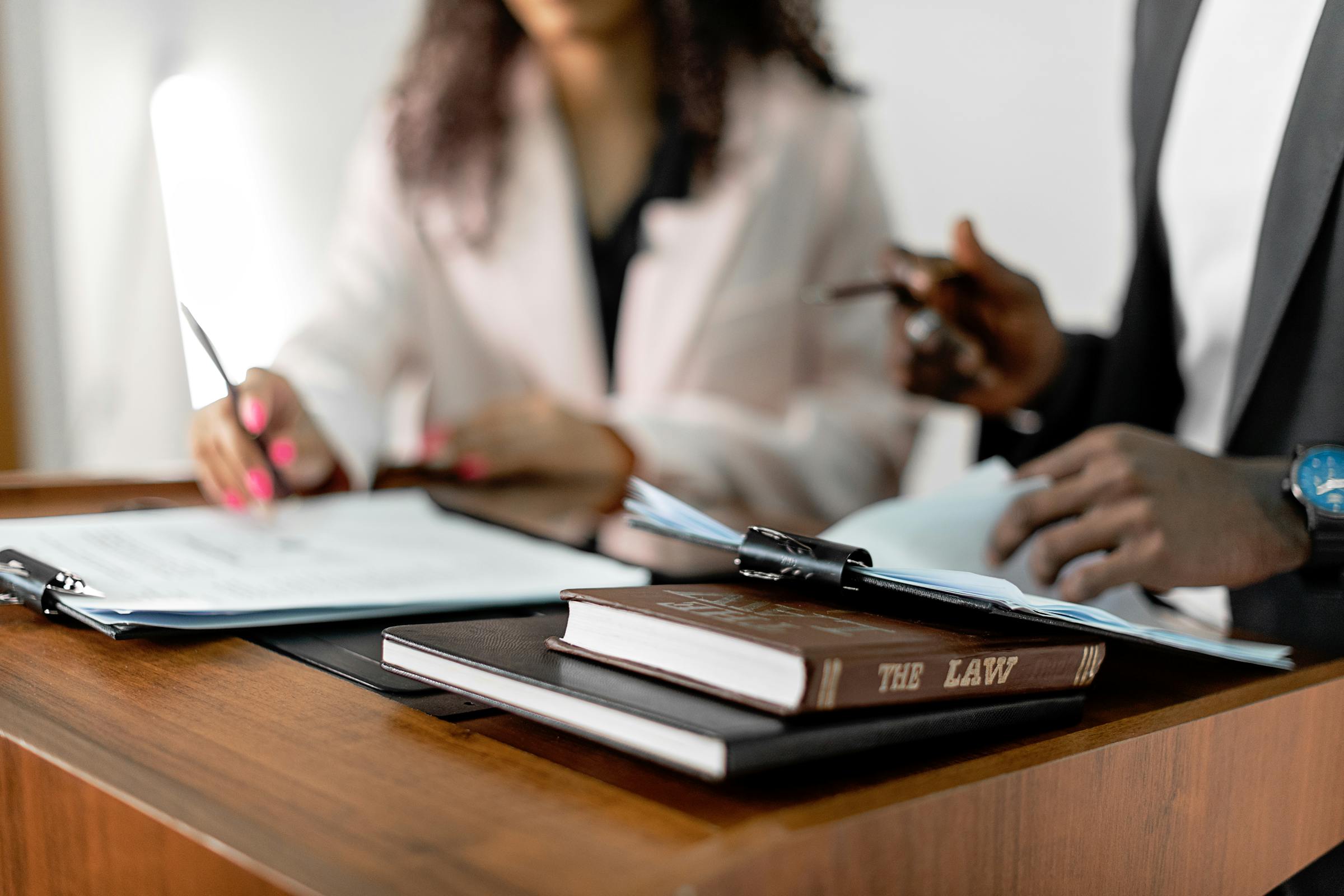 Contratos Imobiliários e a Lei: O que Você Precisa Saber - Contratos Imobiliários